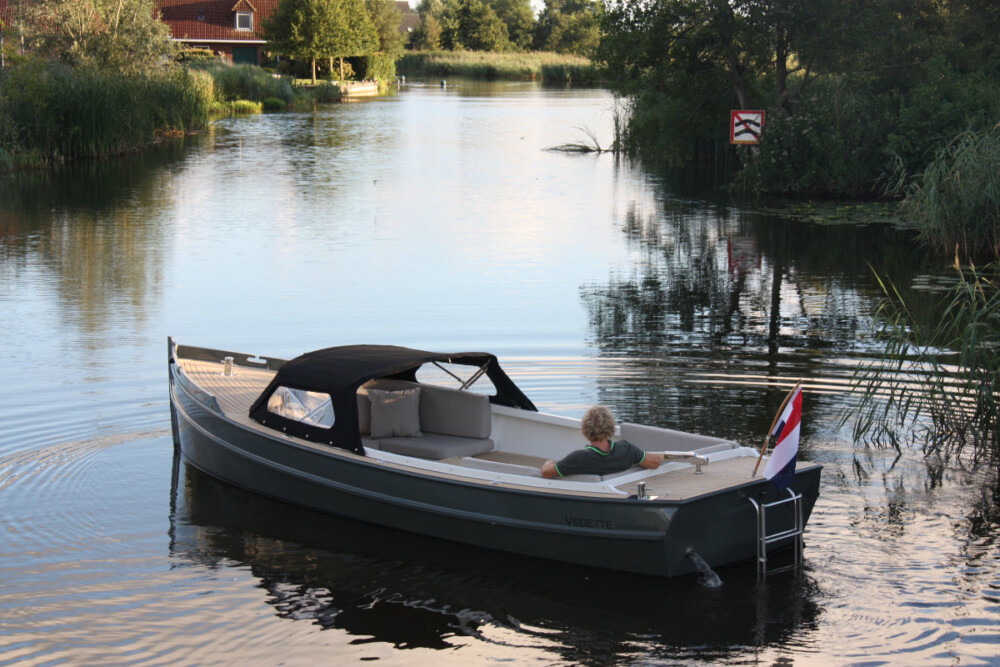 Vedette Steilsteven 7 ft, sloep vaart op rivier