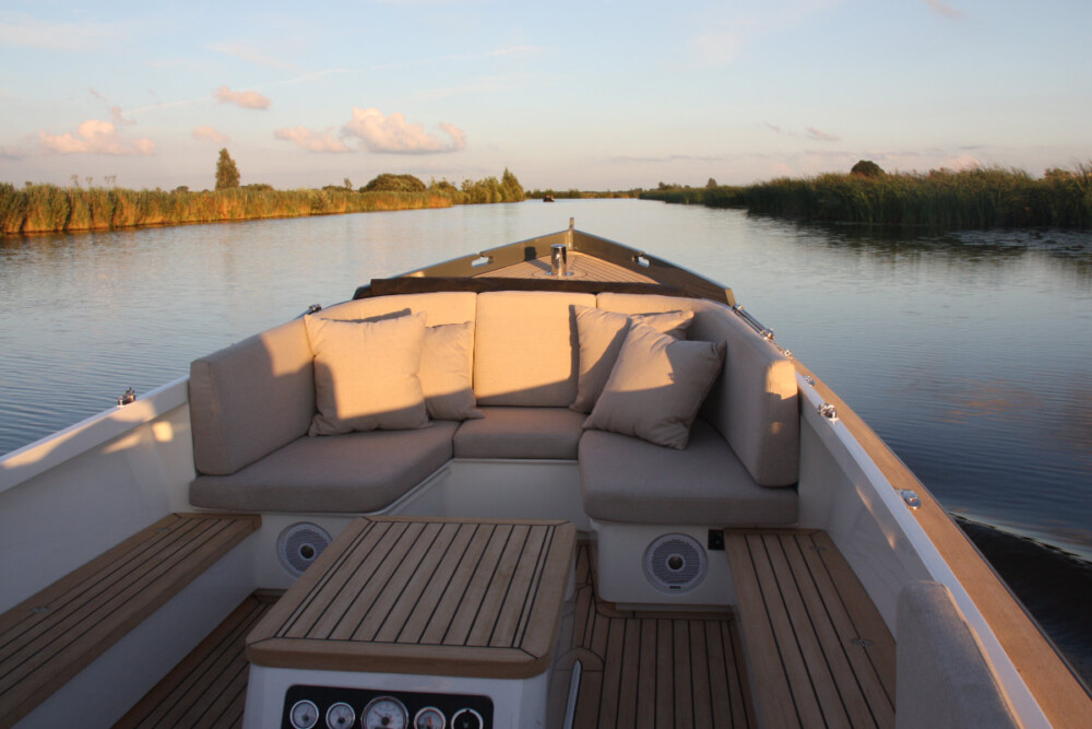 Vedette Steilsteven 7 ft, zitbank op boot bij water