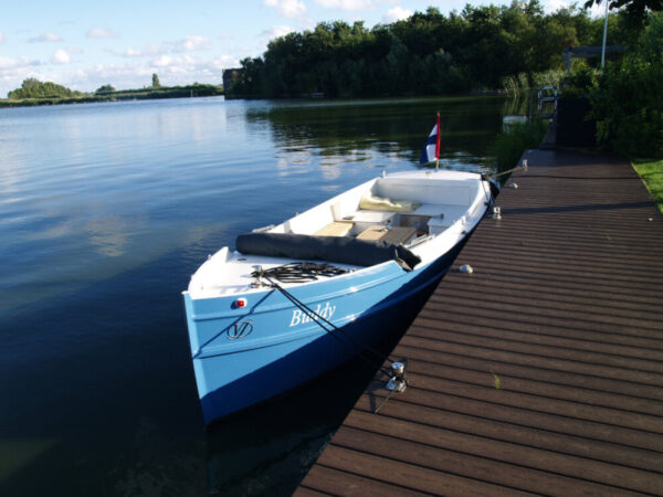 Vedette Steilsteven 8 ft, blauwe boot afgemeerd aan steiger