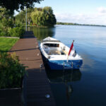 Vedette Steilsteven 8 ft, boot afgemeerd aan steiger