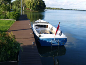 Vedette Steilsteven 8 ft, boot afgemeerd aan steiger