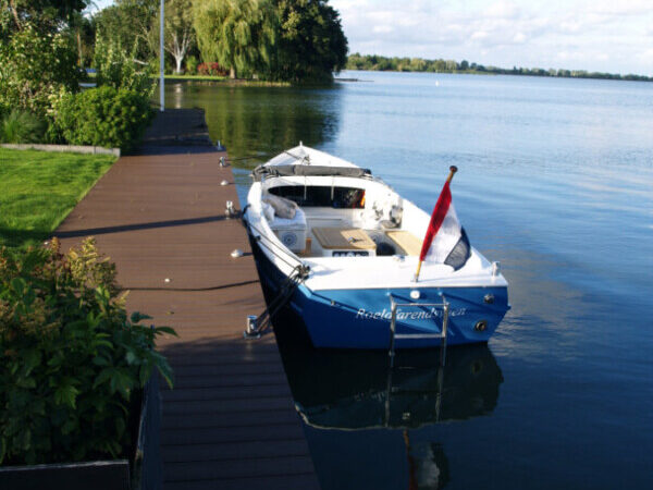 Vedette Steilsteven 8 ft, boot afgemeerd aan steiger