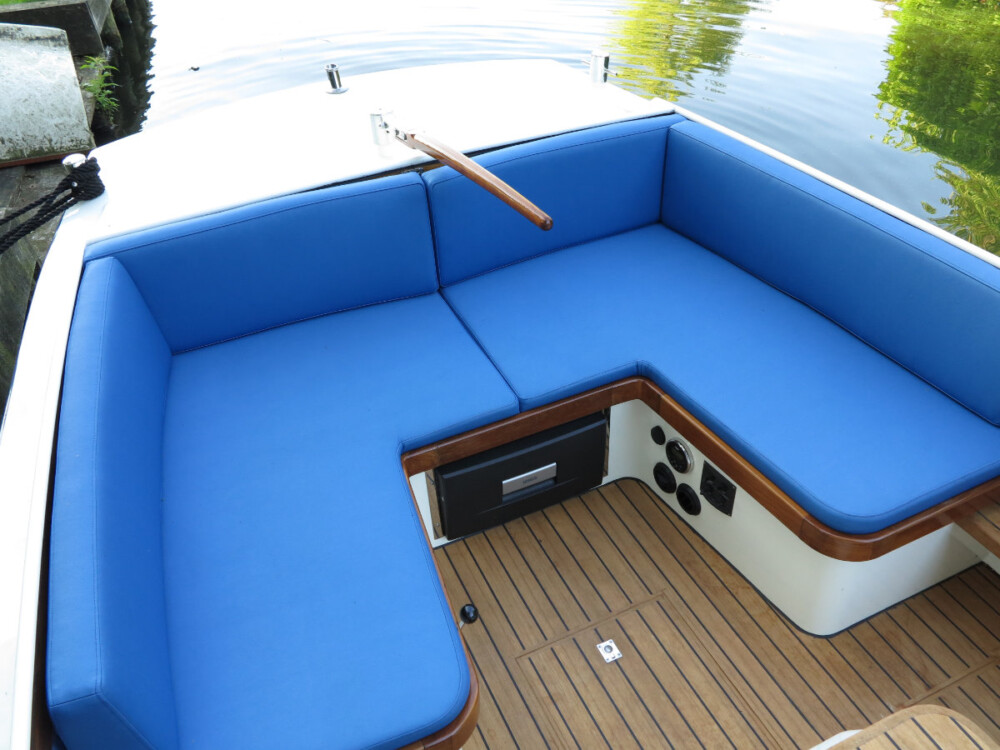 Vedette Steilsteven 6 ft, blauwe zitbank op achterdek