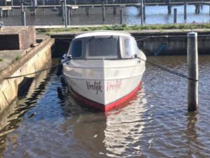 Vedette Steilsteven 6 ft, witte boot afgemeerd in haven