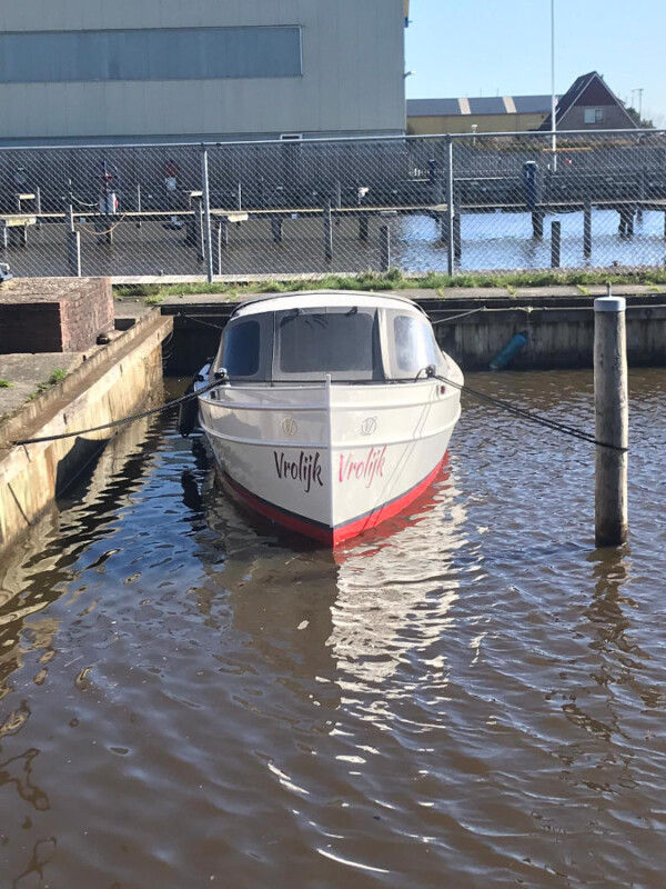 Vedette Steilsteven 6 ft, witte boot afgemeerd in haven