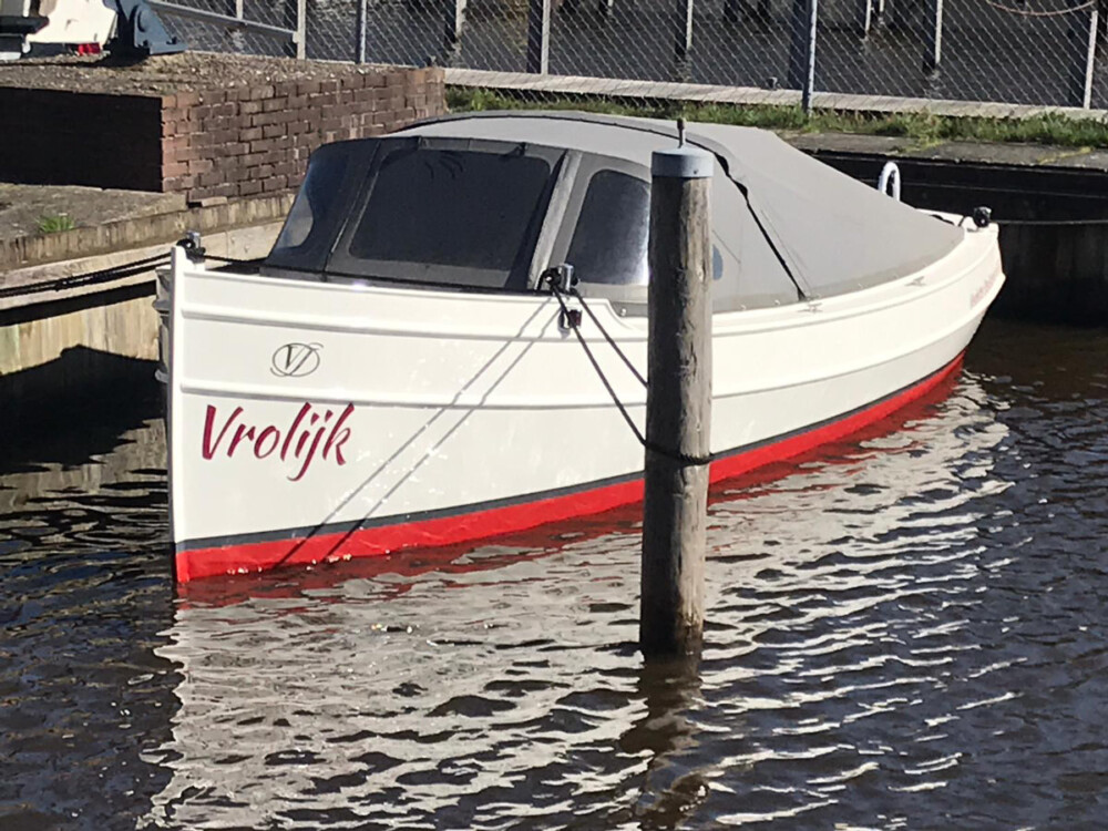 Vedette Steilsteven 6 ft, witte motorboot afgemeerd aan steiger