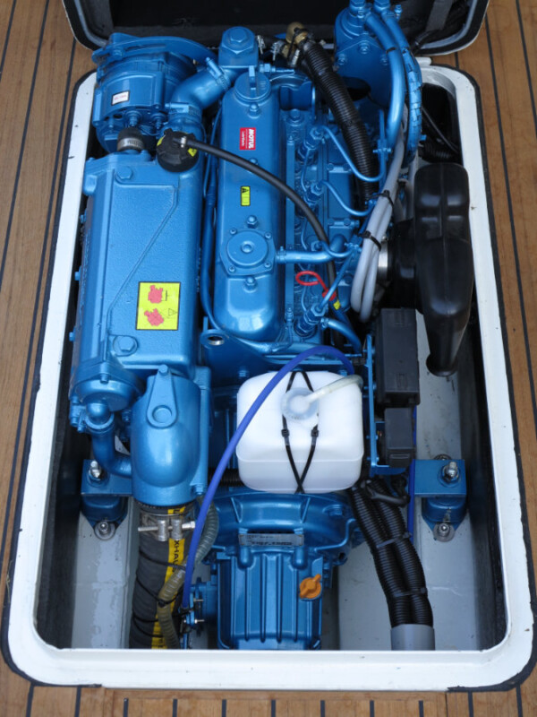 Vedette Steilsteven 6 ft, motorruimte met blauwe scheepsmotor