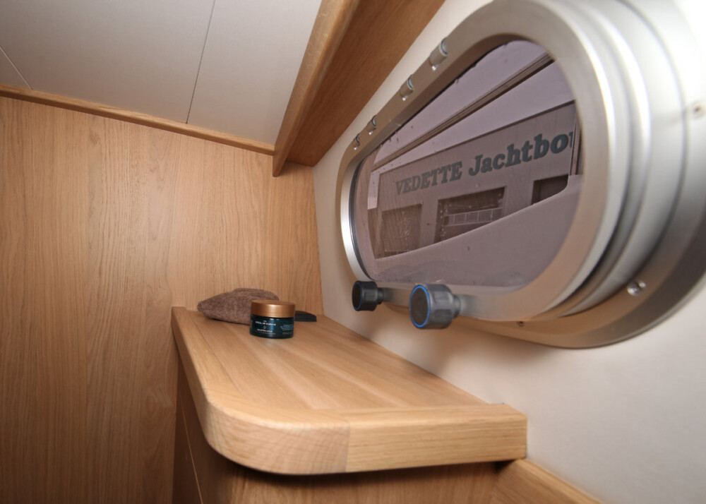 Vedette Traveller 41, hut met patrijspoort en plank