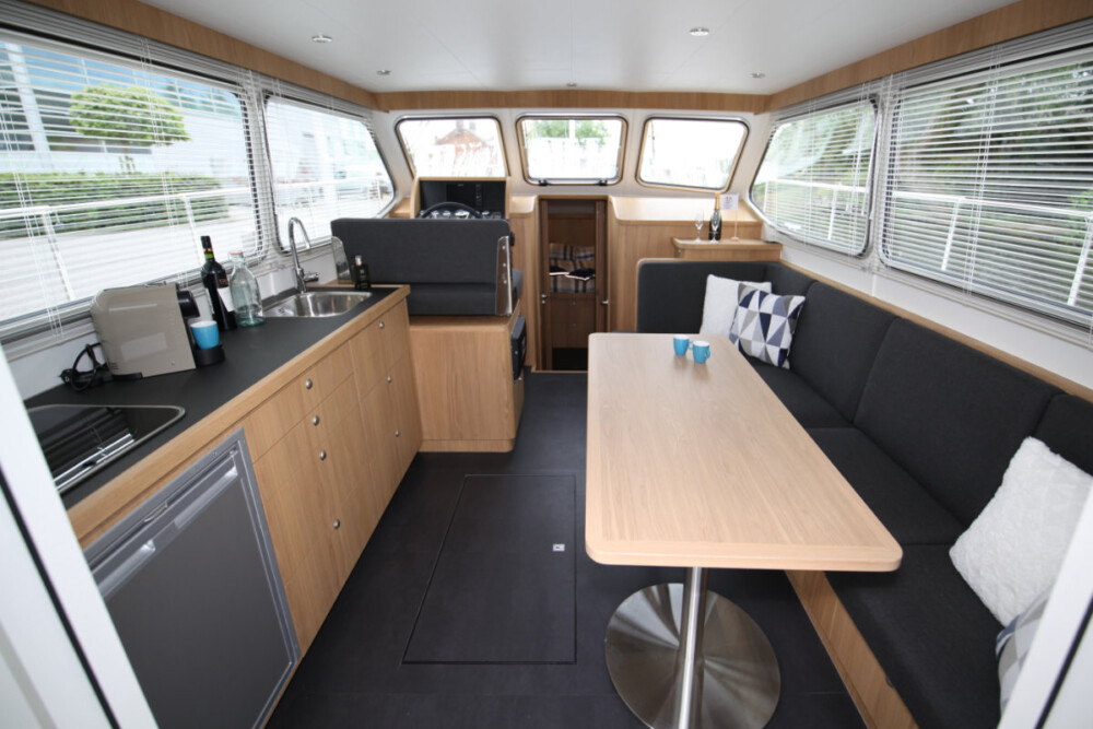 Vedette Traveller 41, kajuit met keuken en zitbank
