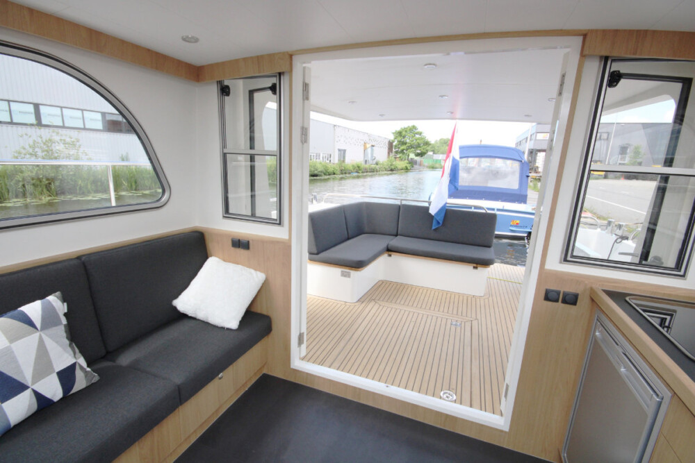 Vedette Traveller 41, salon met zitbank en uitzicht