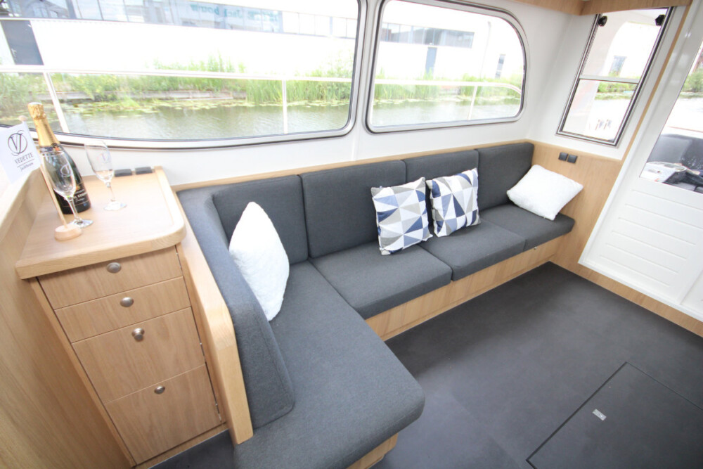 Vedette Traveller 41, salon met zithoek en kussens