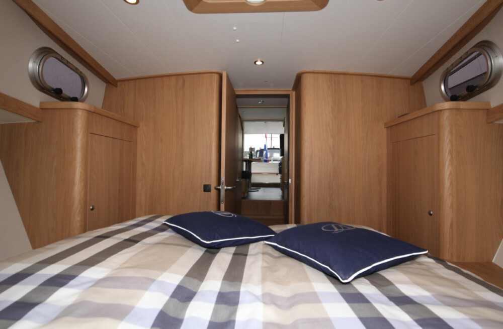Vedette Traveller 41, slaapkamer met bed en kussens