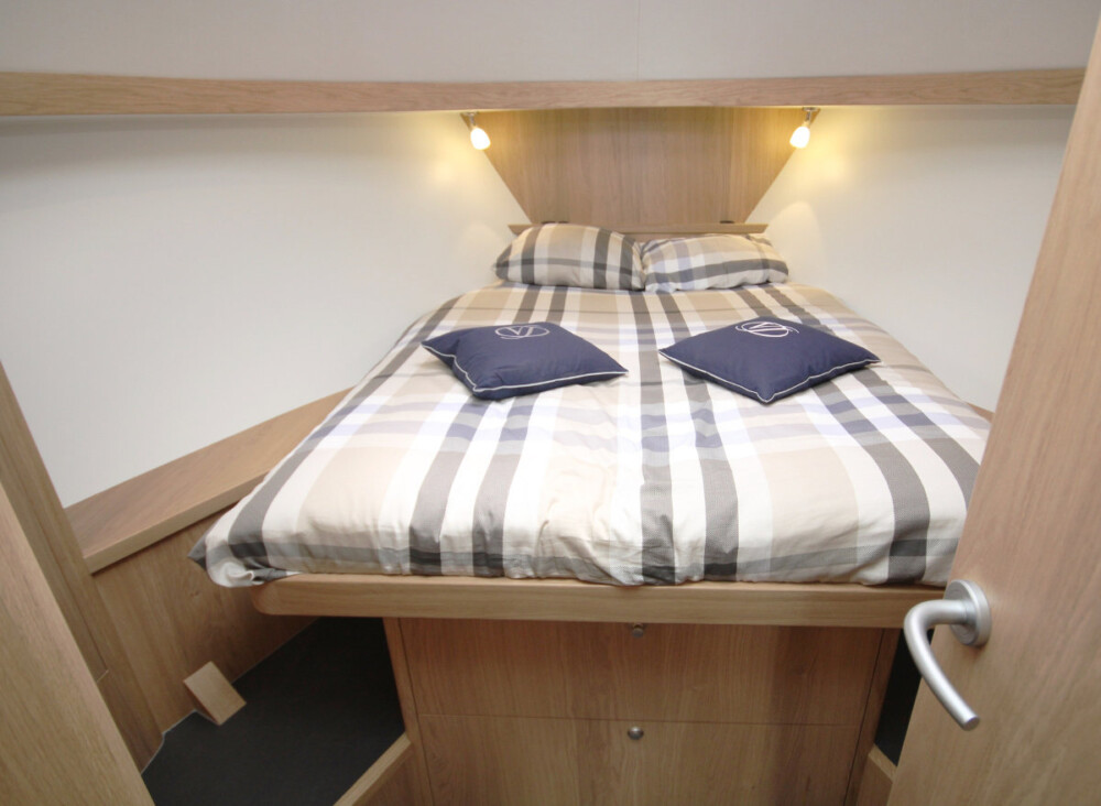 Vedette Traveller 41, slaapkamer met bed en kussens