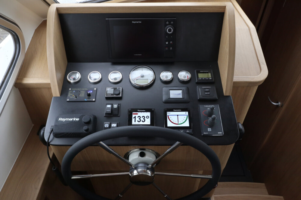 Vedette Traveller 41, stuurstand met navigatie schermen