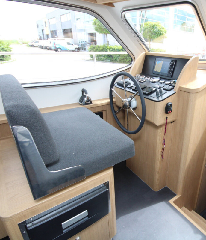 Vedette Traveller 41, stuurstand met zitbank en dashboard