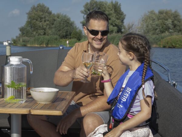 iSloep 735, vader en dochter proosten aan boord