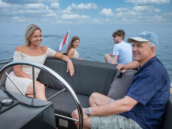 Rapida 750, mensen ontspannen op boot