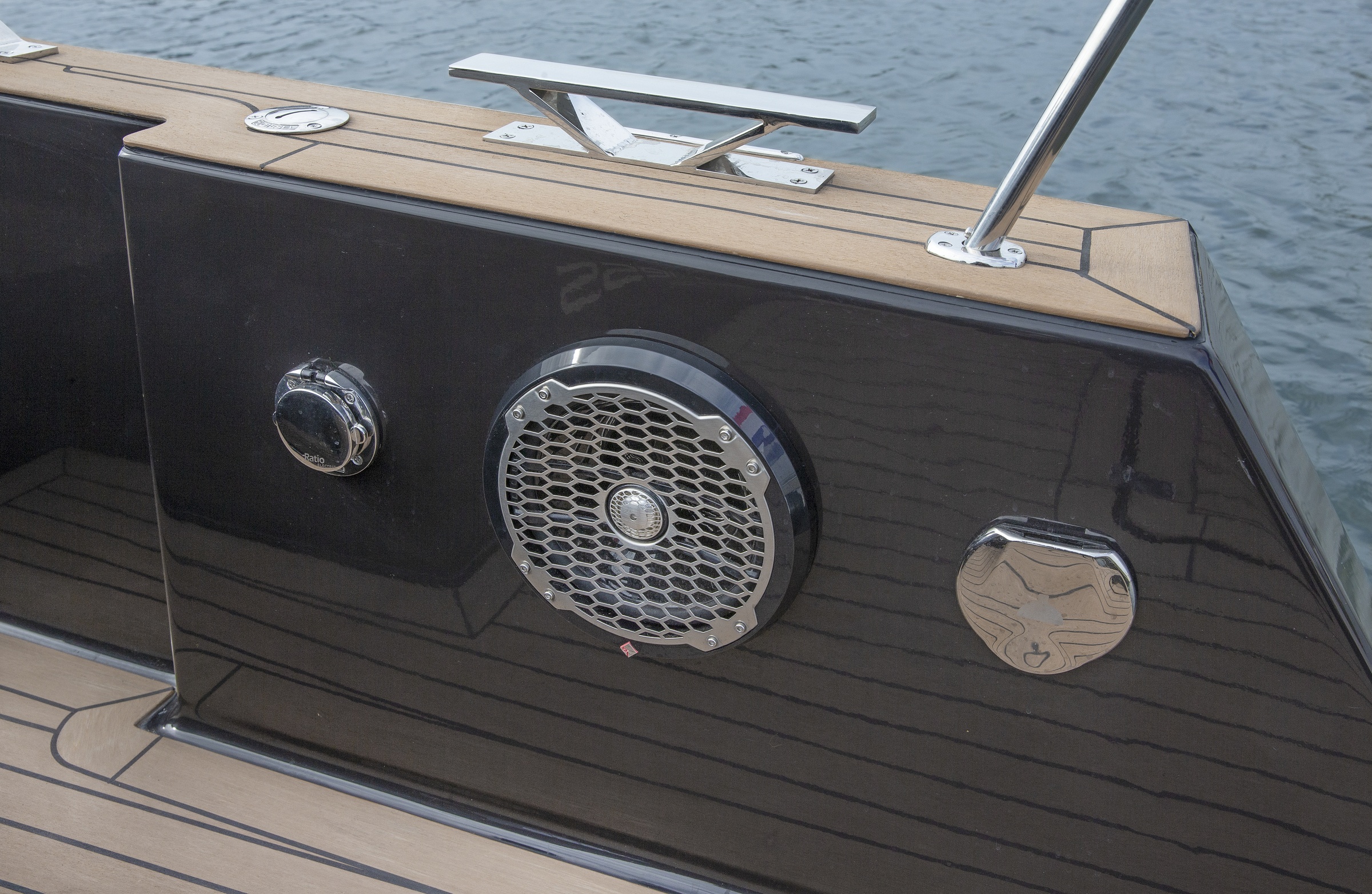 Rapida 990, boot met speaker en teakdek