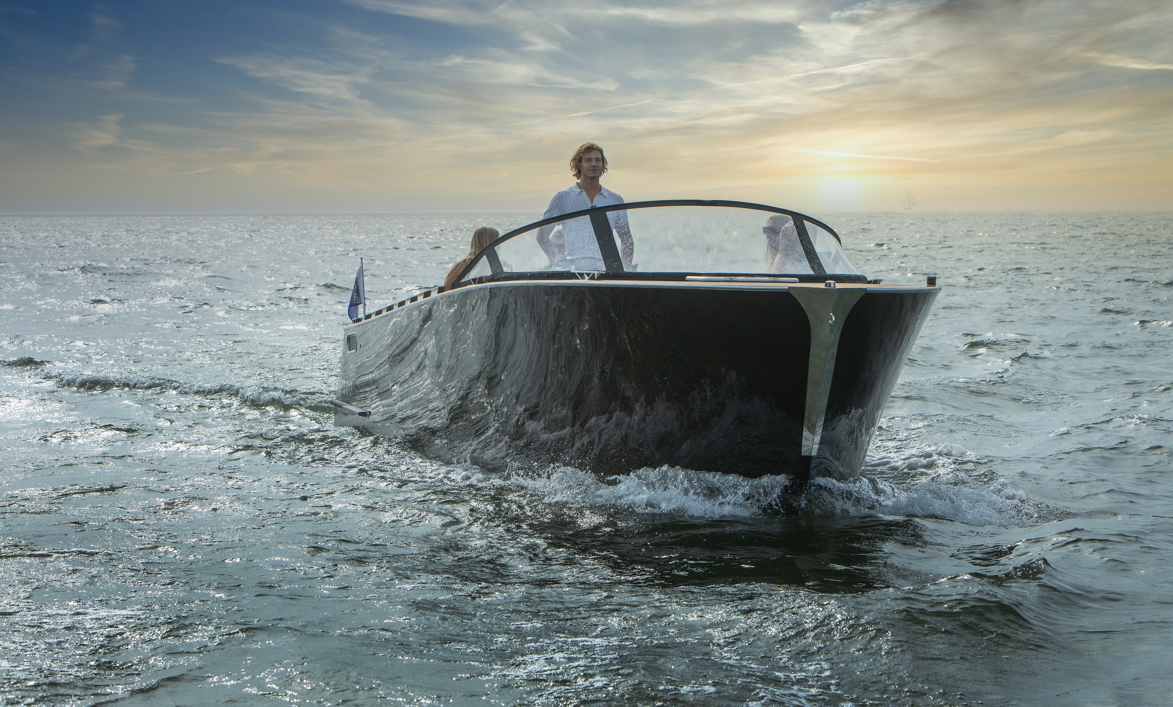 Rapida 990, boot varend op zee bij zonsondergang