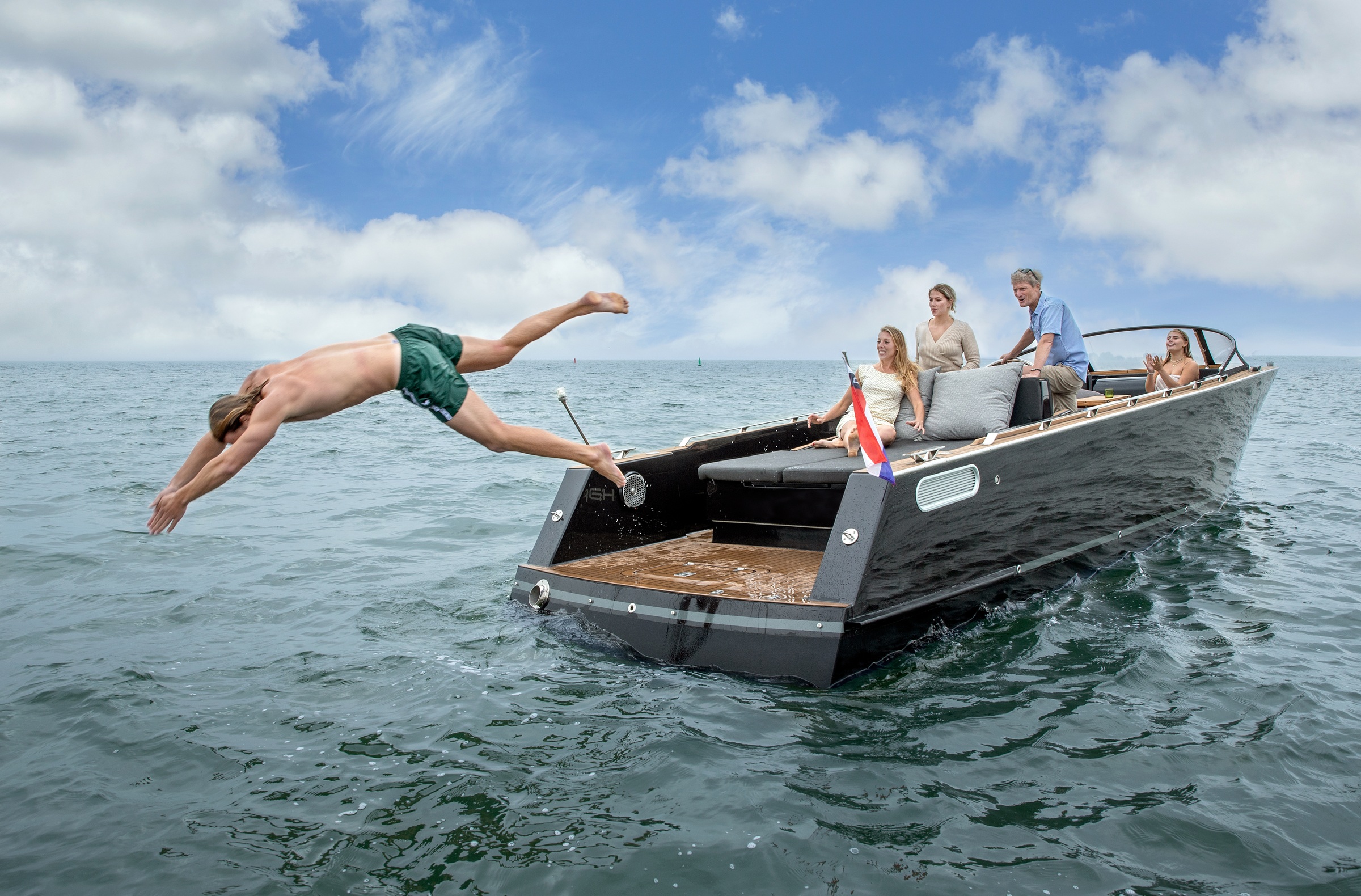 Rapida 990, man duikt van boot