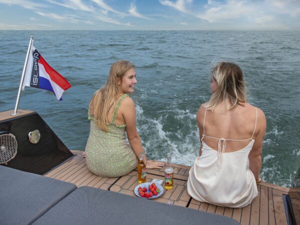 Rapida 990, twee vrouwen zittend op achterdek