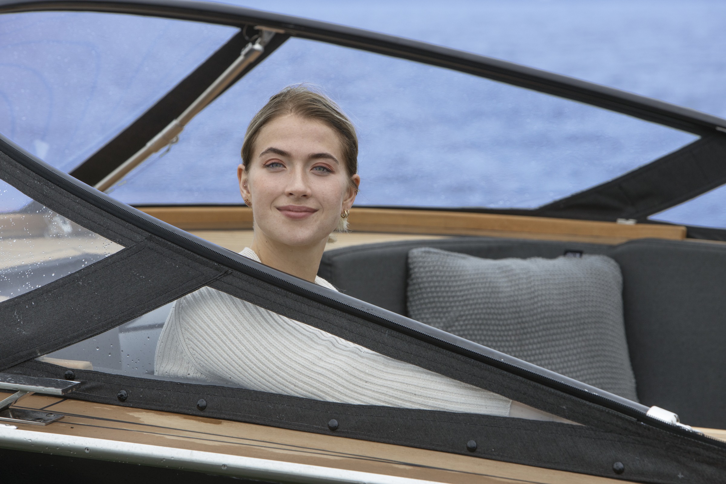 Rapida 990, vrouw zittend in cockpit