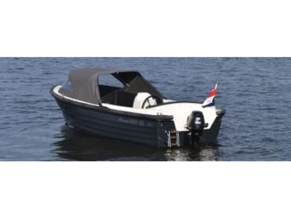 4-Family 480 de Luxe, boot varend op water