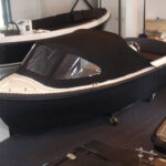 4-Family 485 de Luxe, boot met zwarte kap showroom