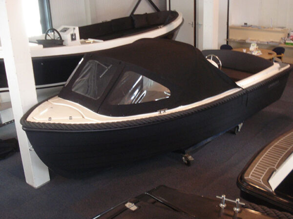 4-Family 485 de Luxe, boot met zwarte kap showroom