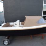4-Family 490 de Luxe, boot op trailer bij loods