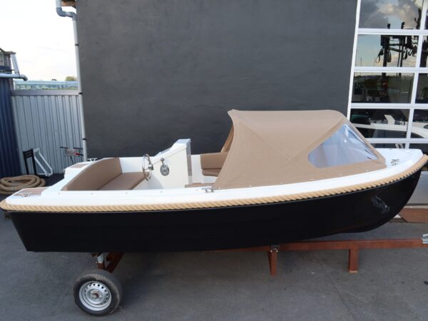 4-Family 490 de Luxe, boot op trailer bij loods