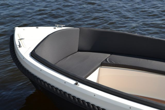 4-Family 495 de Luxe, boeg met zitbank en bekleding