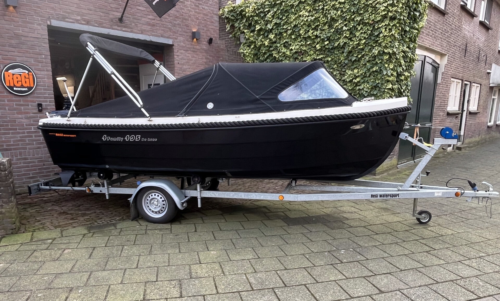 4-Family 495 de Luxe, boot op trailer voor huis