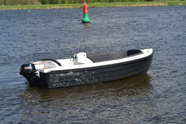 4-Family 495 de Luxe, kleine motorboot op water