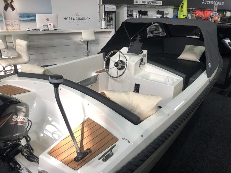 4-Family 495 de Luxe, cockpit met stuurstand en kussens