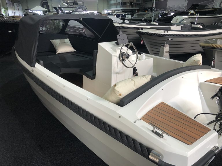 4-Family 495 de Luxe, cockpit met stuurstand en kussens