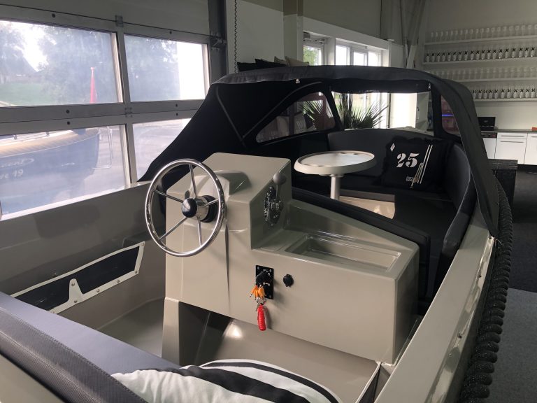 4-Family 495 de Luxe, stuurstand met stuurwiel en tafel