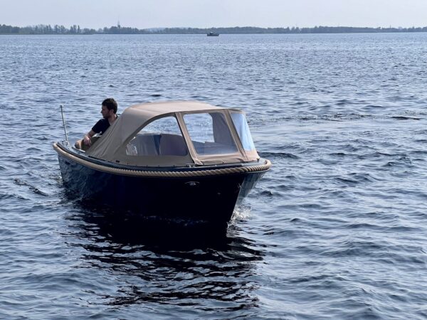 4-Family 530 de Luxe, boot varend op water