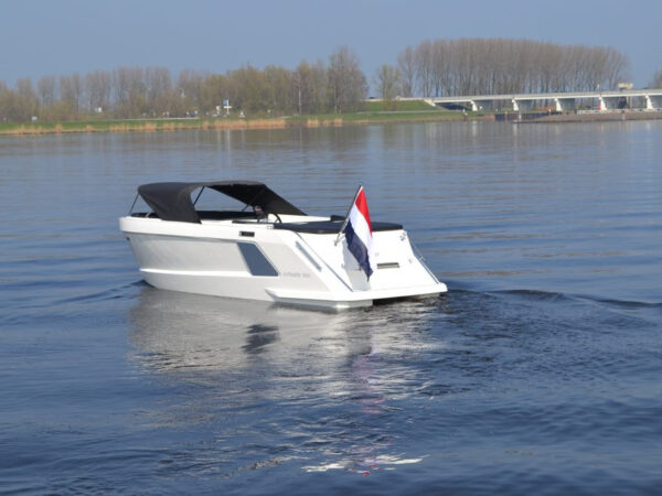 4-Family 630 Tender, witte boot vaart op water