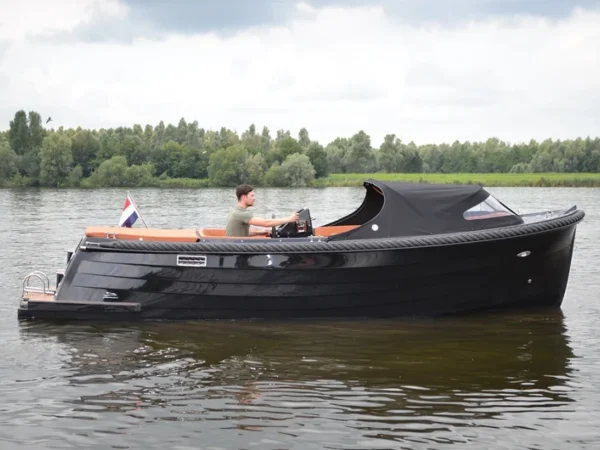 4-Family 690 Tender, zwarte sloep vaart op water