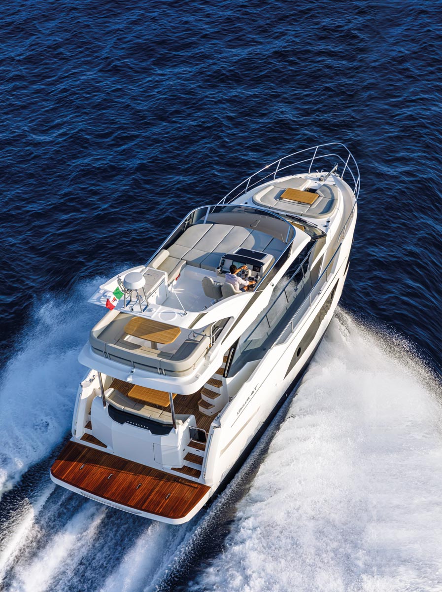 Absolute 47 FLY, boot varend op zee