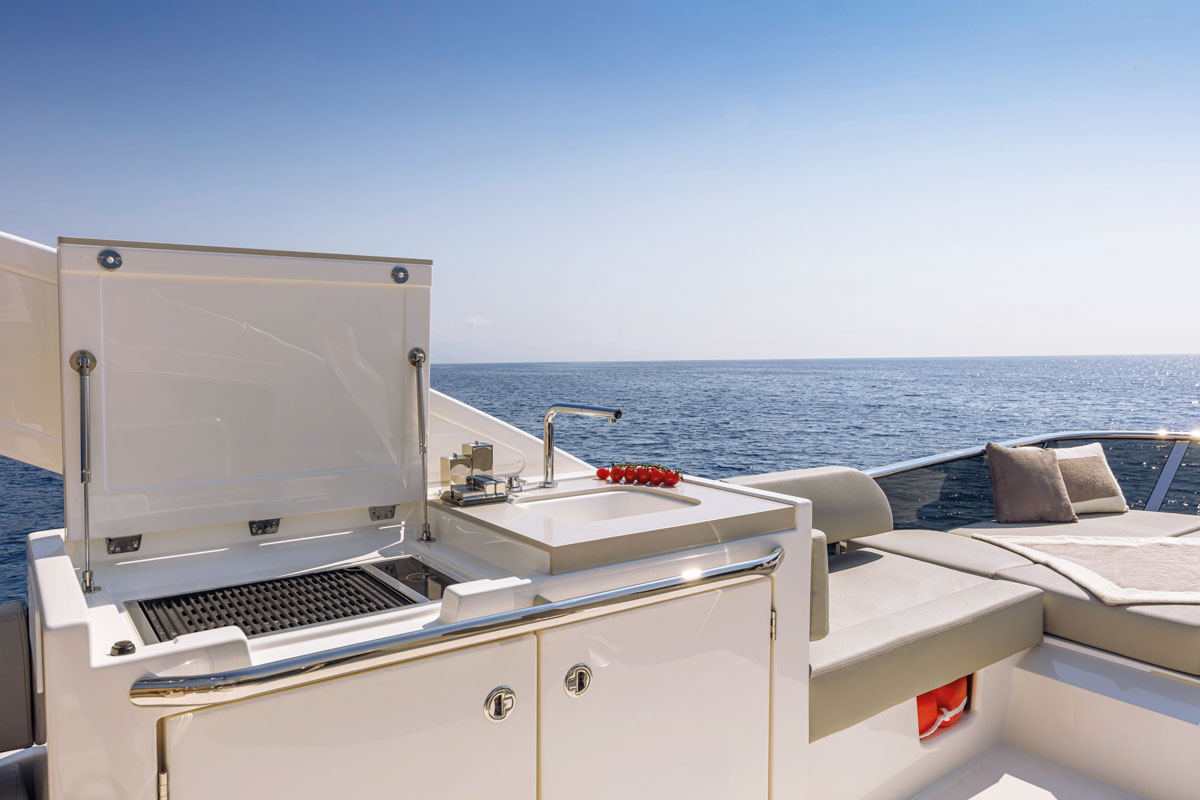 Absolute 47 FLY, buitenkeuken met grill en wasbak