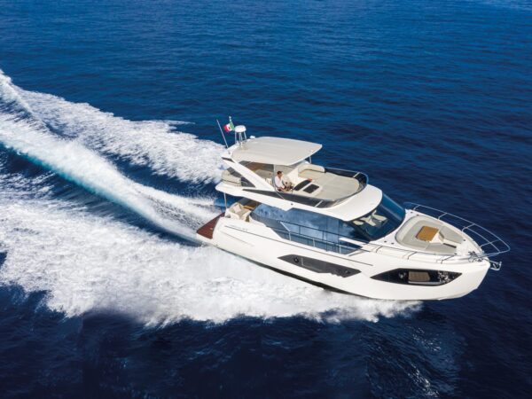 Absolute 47 FLY, witte boot vaart op zee