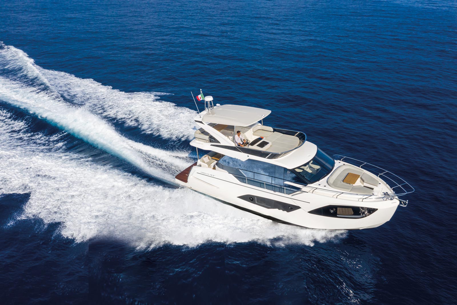 Absolute 47 FLY, witte boot vaart op zee