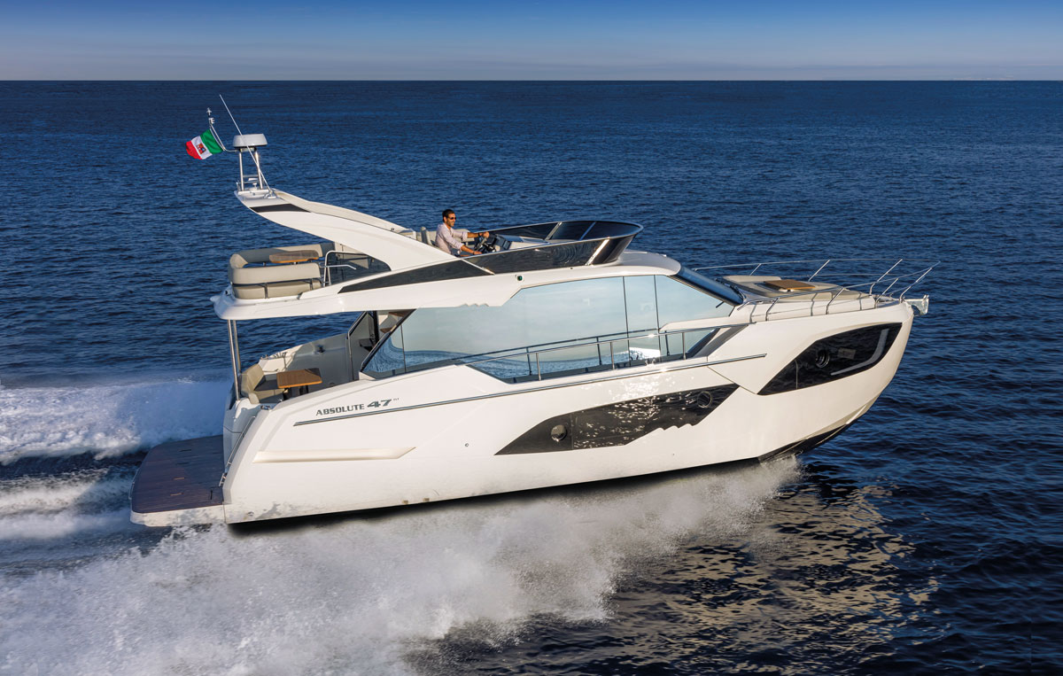 Absolute 47 FLY, witte motorboot vaart snel over zee