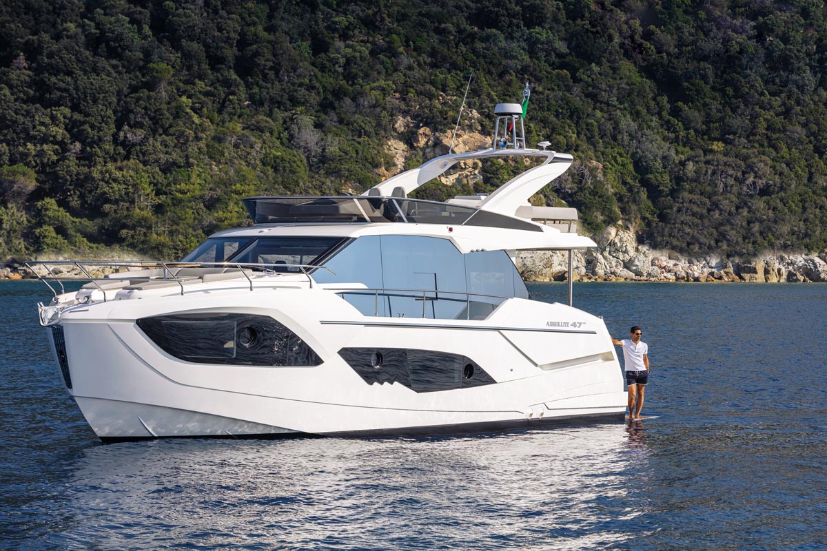 Absolute 47 FLY, witte motorboot voor anker