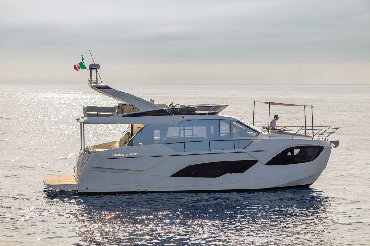 Absolute 47 FLY, witte motorjacht op zee
