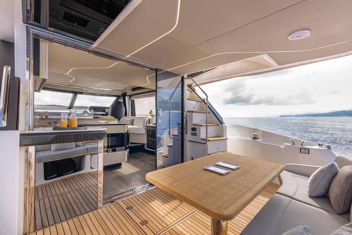 Absolute 47 FLY, achterdek met tafel en zitbank