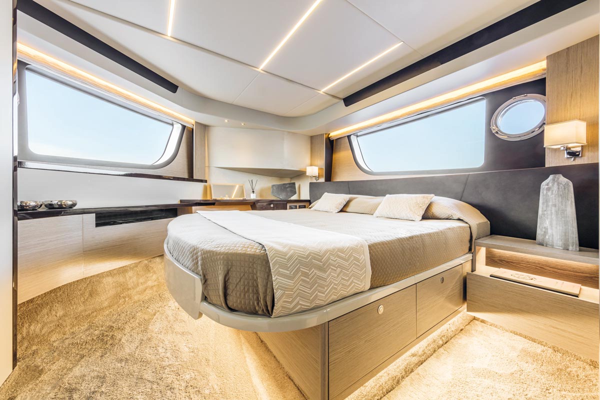 Absolute 47 FLY, kajuit met tweepersoonsbed