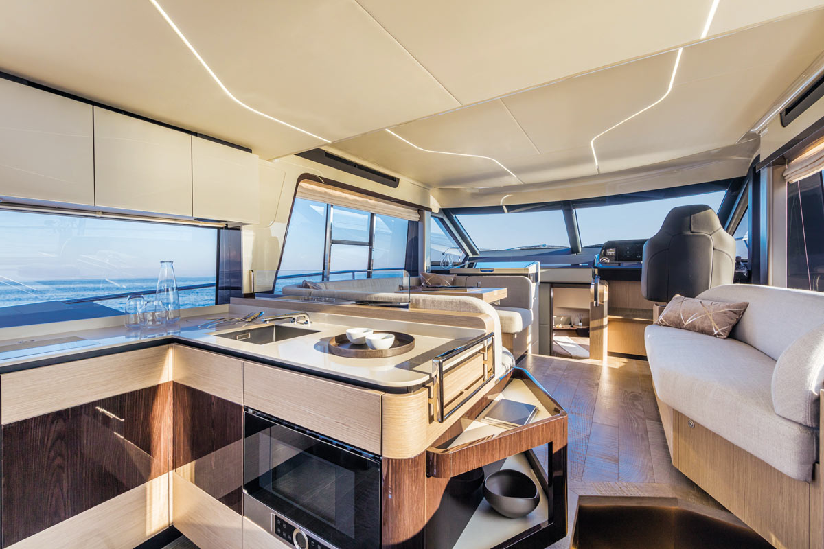 Absolute 47 FLY, keuken en zitbank in kajuit